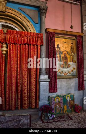 Vertikale Frontalansicht der Dekoration und religiösen Gemälde der Kidane-Mehret-Kirche (oder der Äthiopischen Kirche) im Inneren von West-Jerusalem Stockfoto