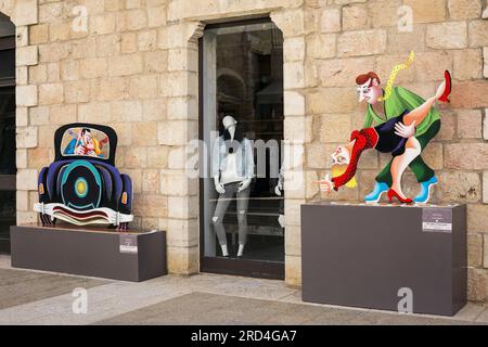 Horizontaler Blick auf zwei farbenfrohe Kunstwerke von Yuval Mahler, die die Wände der Mamilla Mall (oder Alrov Mamilla Avenue) in West-Jerusalem, Israel, schmücken Stockfoto