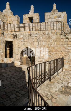 Vertikaler Blick auf das Innere des Damaskus-Tors von der Stadtmauer aus. Jerusalem, Israel Stockfoto