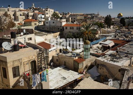 Panoramablick aus der Vogelperspektive auf die Dachterrassen der Altstadt von Jerusalem mit dem Felsendom im Hintergrund, Jerusalem, Israel Stockfoto