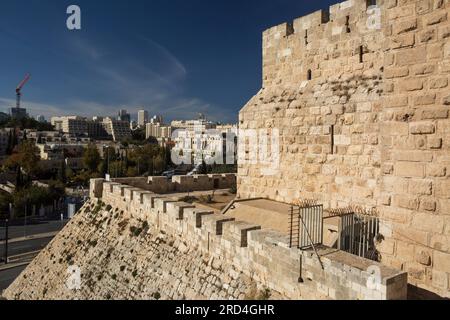 Horizontaler Blick auf die Mauern der Stadt David im Stadtmauerabschnitt Süd, Altstadt von Jerusalem, Israel Stockfoto