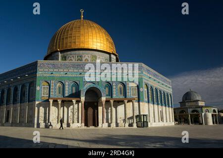 Horizontaler Blick auf den Felsendom mit dem Kuppel der Kette auf dem Tempelberg der Altstadt, Jerusalem, Israel Stockfoto