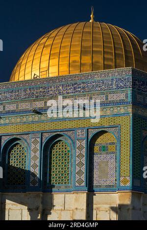 Vertikale Nahaufnahme des Felsendoms auf dem Tempelberg der Altstadt, Jerusalem, Israel Stockfoto