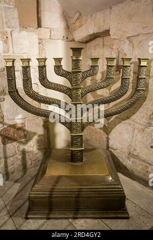 Vertikale Nahaufnahme der Menorah Hanukkah (sieben Kerzenständer) in König Davids Grab, Berg Zion, Jerusalem, Israel Stockfoto