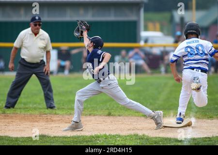 Danville, Usa. 17. Juli 2023. Keystone's Mack Packer (R) tritt auf den ersten Base, während Berwick First Baseman Pryce Gearinger sich streckt, um den Wurf beim 9-11 Jahre alten Pennsylvania Section 3 Championship-Spiel der Little League zu fangen. Keystone besiegte Berwick 6-2 in sieben Innings, um den Abschnittstitel zu gewinnen und zum staatlichen Turnier aufzusteigen. Kredit: SOPA Images Limited/Alamy Live News Stockfoto