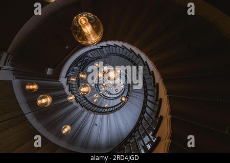 Die berühmte Cecil Brewer Treppe im Heal's Store im Zentrum Londons. Stockfoto