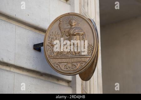 Bordeaux , Aquitaine France - 07 15 2023 : Notaire goldenes französisches Schild goldenes Logo und Markentext an der Fassadenwand des Notargebäudes Stockfoto