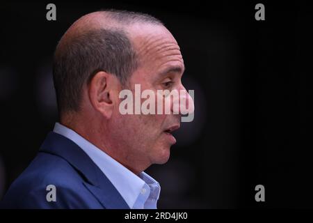 Washington, USA. 18. Juli 2023. Major League Soccer (MLS)-Kommissar Don Garber trifft am Dienstag auf einer Pressekonferenz in Washington, USA, einen Journalisten. 18. Morgen ist der MLS All-Star. Kredit: Brasilien Photo Press/Alamy Live News Stockfoto