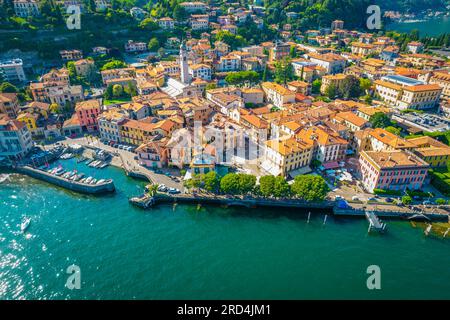 Menaggio, Comer See. Panoramablick auf die Stadt Menaggio, umgeben von Bergen und gelegen am Comer See, Lombardei, Italien Stockfoto