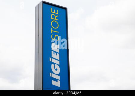 Bordeaux , Frankreich - 07 01 2023 : Ligier Shop blaues Logo Schild und Text Marke Microcar Mini Autohaus Stockfoto