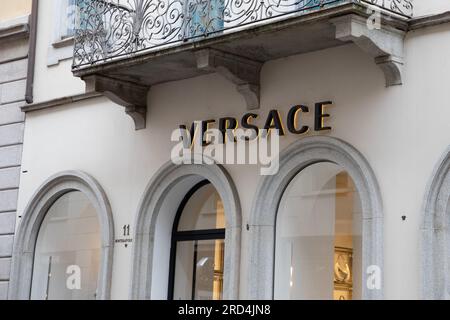 Mailand , Italien - 07 10 2023 : Versace Logo-Marke und Textschild Ladenkette italienisches Luxusmodeunternehmen Wandfassade Boutique Eingang Stockfoto