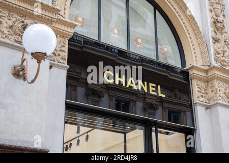 Mailand , Italien - 07 10 2023 : Chanel Logo Kette und Schild Frontfassade Einzelhandelsgeschäft Äußere französische Modemarke Stockfoto