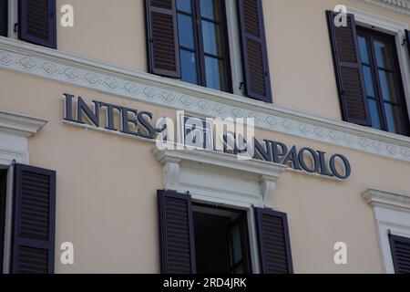 Mailand , Italien - 07 10 2023 : Intesa Sanpaolo Textschild und Logo Marke Bank an der Wand Bürofassade Eingangsstelle Stockfoto