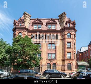 Bedford Stuyvesant: Die Alhambra Apartments in New York verbinden Romanik und Queen Anne in ihrer Backsteinfassade. Stockfoto