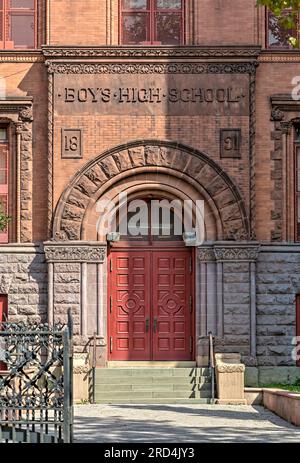 Bedford Stuyvesant: Historisches Wahrzeichen Boys High School, romanisch mit Gusto, entworfen von demselben Architekten wie die nahe gelegene Girls High School. Stockfoto