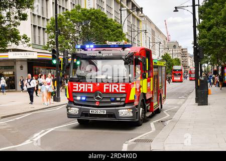 London, England, Vereinigtes Königreich - 27. Juni 2023: Feuerwehrauto der Londoner Feuerwehr mit blinkenden blauen Lichtern auf der Oxford Street im Zentrum von London Stockfoto