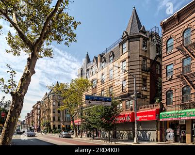 Bedford Stuyvesant: Ziegelsteinhaus 478 Nostrand Avenue / 147 Hancock Street, im historischen Viertel Bedford in Brooklyn. Stockfoto