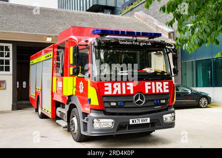 London, England, Vereinigtes Königreich - 27. Juni 2023: Feuerwehrauto der Londoner Feuerwehr parkt vor der Euston Feuerwache im Zentrum von London Stockfoto