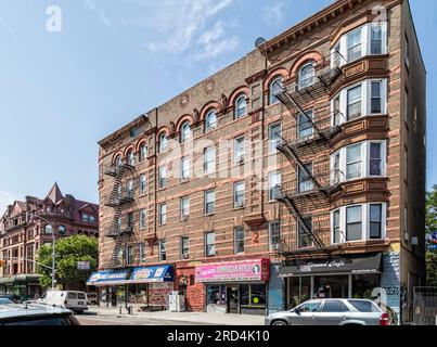 Bedford Stuyvesant: Das NYC-Wahrzeichen DeSoto ist ein aus Backsteinen und Brownstone bestehender Apartmentblock an der Nostrand Avenue im historischen Viertel von Bedford. Stockfoto