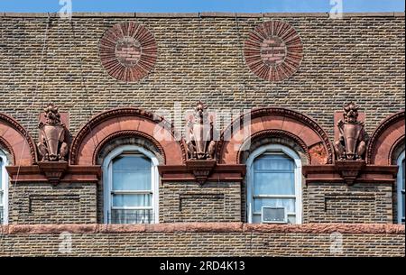 Bedford Stuyvesant: Das NYC-Wahrzeichen DeSoto ist ein aus Backsteinen und Brownstone bestehender Apartmentblock an der Nostrand Avenue im historischen Viertel von Bedford. Stockfoto