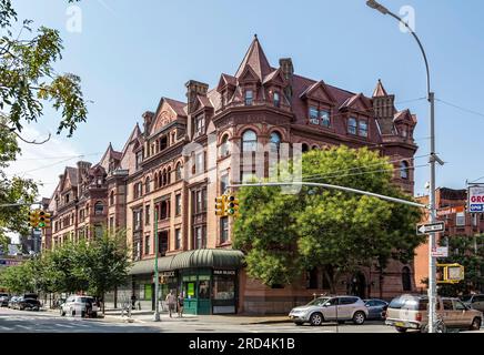 Bedford Stuyvesant: Die Alhambra Apartments in New York verbinden Romanik und Queen Anne in ihrer Backsteinfassade. Stockfoto