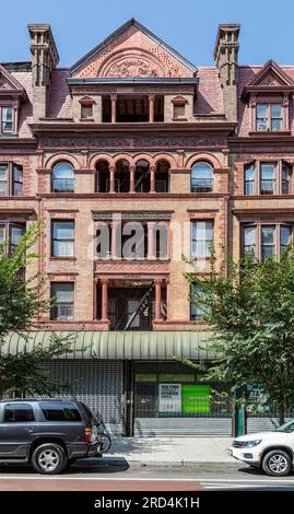 Bedford Stuyvesant: Die Alhambra Apartments in New York verbinden Romanik und Queen Anne in ihrer Backsteinfassade. Stockfoto