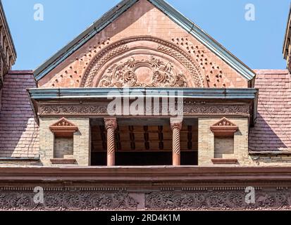 Bedford Stuyvesant: Die Alhambra Apartments in New York verbinden Romanik und Queen Anne in ihrer Backsteinfassade. Stockfoto