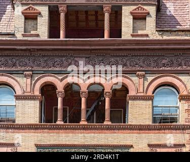 Bedford Stuyvesant: Die Alhambra Apartments in New York verbinden Romanik und Queen Anne in ihrer Backsteinfassade. Stockfoto