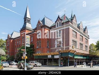 Bedford Stuyvesant: Historisches Wahrzeichen Girls High School, Victorian Gothic, entworfen von demselben Architekten wie die nahe gelegene Boys High School. Stockfoto