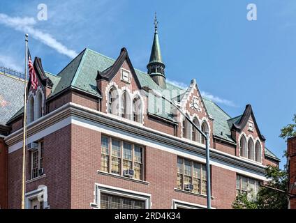 Bedford Stuyvesant: Historisches Wahrzeichen Girls High School, Victorian Gothic, entworfen von demselben Architekten wie die nahe gelegene Boys High School. Stockfoto