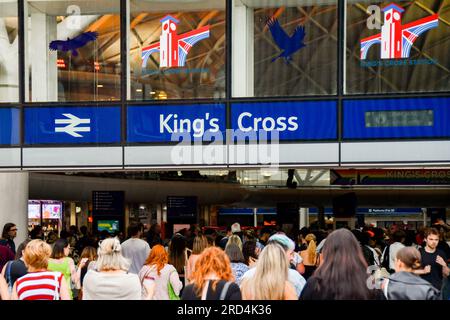 London, England, Vereinigtes Königreich - 27. Juni 2023: Personen, die den Bahnhof King's Cross im Zentrum von London betreten Stockfoto