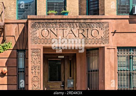 Bedford Stuyvesant: Backstein-und-Brownstone Ontario ist ein fünfstöckiges Zwillingsgebäude an der Herkimer Street 99 und 105. Stockfoto