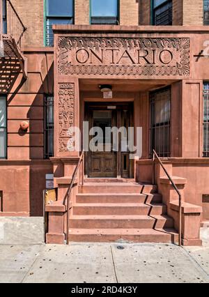 Bedford Stuyvesant: Backstein-und-Brownstone Ontario ist ein fünfstöckiges Zwillingsgebäude an der Herkimer Street 99 und 105. Stockfoto