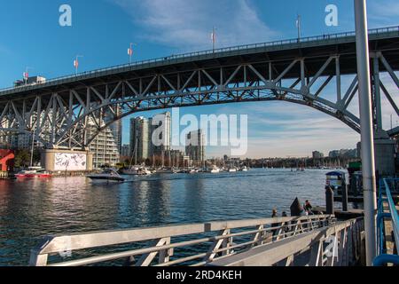 Vancouver, KANADA - Jan 14 2023 : Granville Street Bridge von Granville Island. Die Brücke erstreckt sich über False Creek und liegt 27,4 m über Granville Island Stockfoto