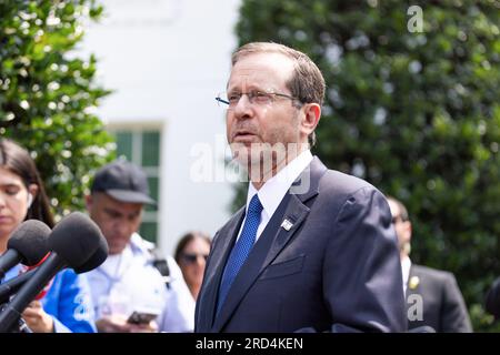 Washington, DC, USA. 18. Juli 2023. Der israelische Präsident Isaac Herzog spricht vor dem Weißen Haus vor der Presse nach einem Treffen mit Präsident Biden Credit: Aaron Schwartz/Alamy Live News Stockfoto