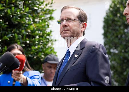 Washington, DC, USA. 18. Juli 2023. Der israelische Präsident Isaac Herzog spricht vor dem Weißen Haus vor der Presse nach einem Treffen mit Präsident Biden Credit: Aaron Schwartz/Alamy Live News Stockfoto
