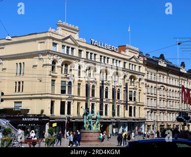 Kolme Seppää (drei Schmiede) Statue vor dem Tallberger Gebäude am Anfang des Aleksanterinkatu in Helsinki, Finnland Stockfoto