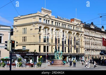 Kolme Seppää (drei Schmiede) Statue vor dem Tallberger Gebäude am Anfang des Aleksanterinkatu in Helsinki, Finnland Stockfoto