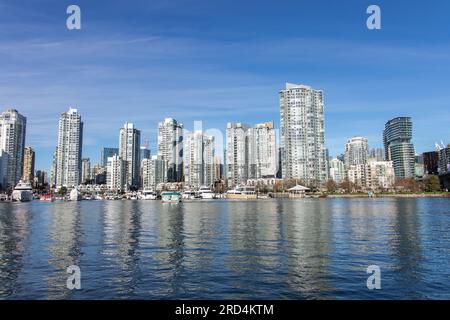 Vancouver, KANADA - 14. Januar 2023 : Stadtbild Downtown Vancouver vom Charleson Park. Die Gebäude im Stadtzentrum, False Creek, sind auf einem Bild zu sehen Stockfoto