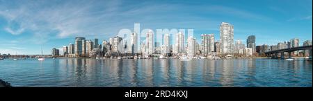 Panoramablick auf die Innenstadt von Vancouver vom Charleson Park. Schönes Wetter, Gebäude in der Innenstadt, False Creek kann man auf einem Bild sehen. Stockfoto