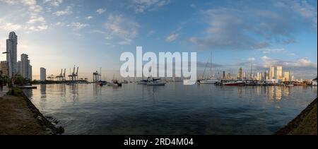 Cartagena, Provinz Cartagena, Bolivar, Kolumbien - Februar 2 2023: Panoramablick auf Manga Island Marina mit mehreren kleinen Booten und City Skyline an Stockfoto