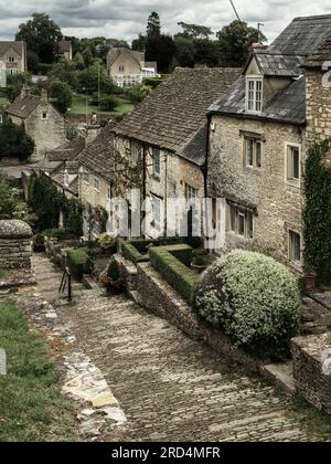 Die Chipping Steps sind eine Reihe mittelalterlicher Kopfsteinpflastertreppen, die einst den Eingang zur Cotswold-Stadt Tetbury in Gloucestershire bildeten. Ein malerisches Hotel Stockfoto