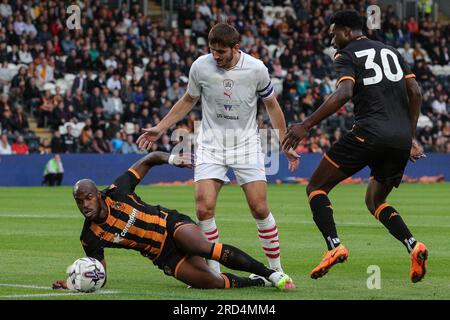 Hull, UK. 18. Juli 2023. „Car Estupiñán #19 of Hull City in Action während des Vorsaison-Freundschaftsspiels Hull City vs Barnsley im MKM Stadium, Hull, Vereinigtes Königreich, 18. Juli 2023 (Foto von James Heaton/News Images) in Hull, Vereinigtes Königreich, am 7./18. Juli 2023. (Foto: James Heaton/News Images/Sipa USA) Guthaben: SIPA USA/Alamy Live News Stockfoto