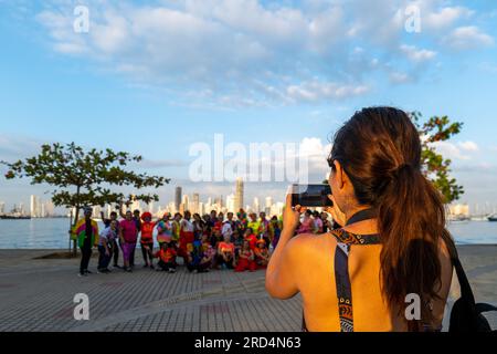 Cartagena, Bolivar, Kolumbien – 17. Februar 2023: Junge Braun macht ein Bild einer Gruppe in bunten Wigs, Kostümen und Accessoires für ca. Stockfoto