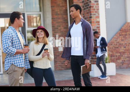 Wir haben uns vor dem Unterricht getroffen. Freigestellte Aufnahme einer Gruppe von Studenten, die zwischen den Klassen abhängen. Stockfoto