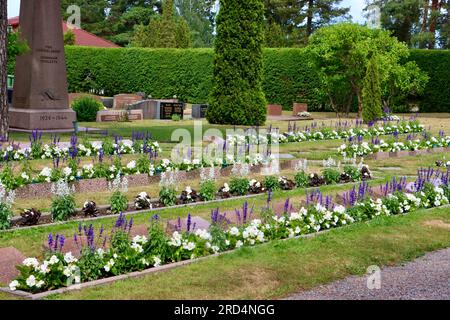 „Isänmaan puolesta“ (für Ihr Vaterland), die Gedenkstätte für einheimische Soldaten, die in den Kriegen 1939 bis 1944 auf dem Friedhof in Karjaa in Südfinnland verloren wurden Stockfoto