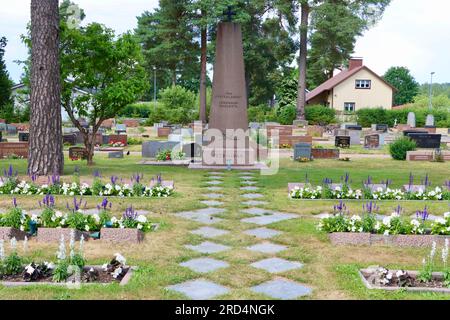 „Isänmaan puolesta“ (für Ihr Vaterland), die Gedenkstätte für einheimische Soldaten, die in den Kriegen 1939 bis 1944 auf dem Friedhof in Karjaa in Südfinnland verloren wurden Stockfoto