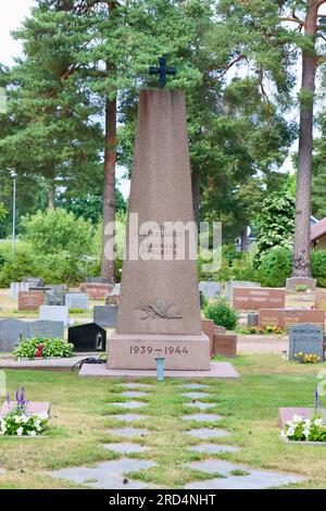 „Isänmaan puolesta“ (für Ihr Vaterland), die Gedenkstätte für einheimische Soldaten, die in den Kriegen 1939 bis 1944 auf dem Friedhof in Karjaa in Südfinnland verloren wurden Stockfoto