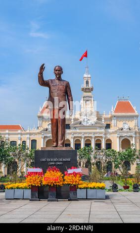 Ho-Chi-Minh-Statue vor dem Rathaus, Saigon, Ho-Chi-Minh-Stadt, Vietnam. Stockfoto