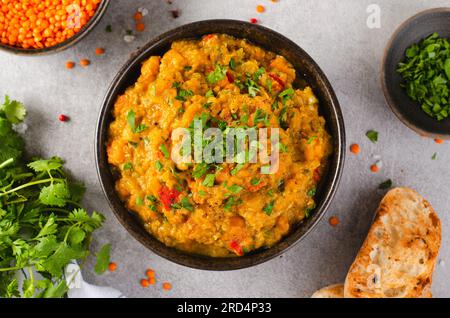 Red Lentils Indian Curry Dal, Lentil Dhal, leckere Mahlzeit in einer Schale vor hellem Hintergrund Stockfoto